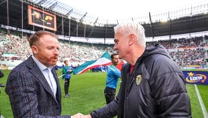 Piotr Stokowiec (z lewej) w przedmeczowym powitaniu z Jackiem Magierą. Dzisiaj obaj pozostają bez zajęcia