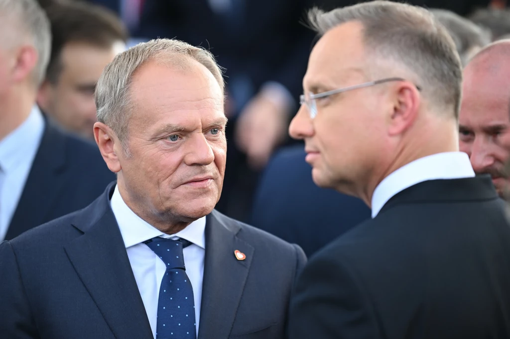 Donald Tusk z jednej strony namawia prezydenta, aby podpisał ustawę obniżającą poziom składki zdrowotnej, z drugiej dla chociaż części rządu korzystniejsze byłoby weto Donald Tusk z jednej strony namawia prezydenta, aby podpisał ustawę obniżającą poziom składki zdrowotnej, z drugiej dla chociaż części rządu korzystniejsze byłoby weto
