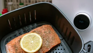 Tak zrobisz błyskawiczny i zdrowy obiad z air fryera. Wystarczy 10 minut 