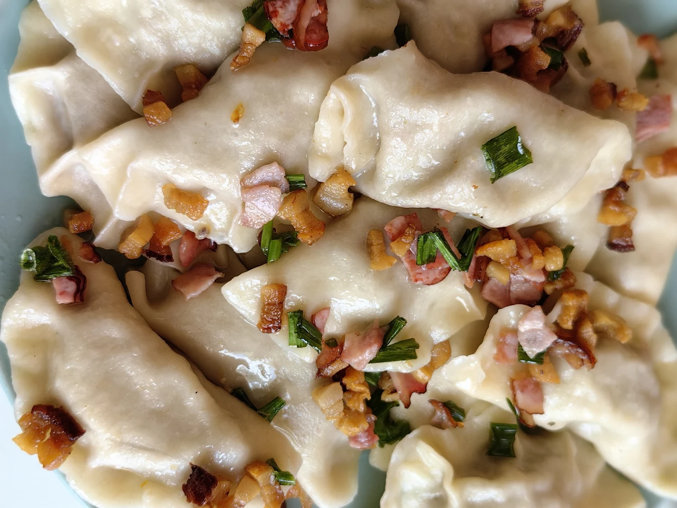 Pierogi z młodą kapustą to wiosenny rarytas, który bije na głowę nawet ruskie. Jak je przygotować? 