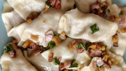 Pierogi z młodą kapustą to wiosenny rarytas, który bije na głowę nawet ruskie. Jak je przygotować? 