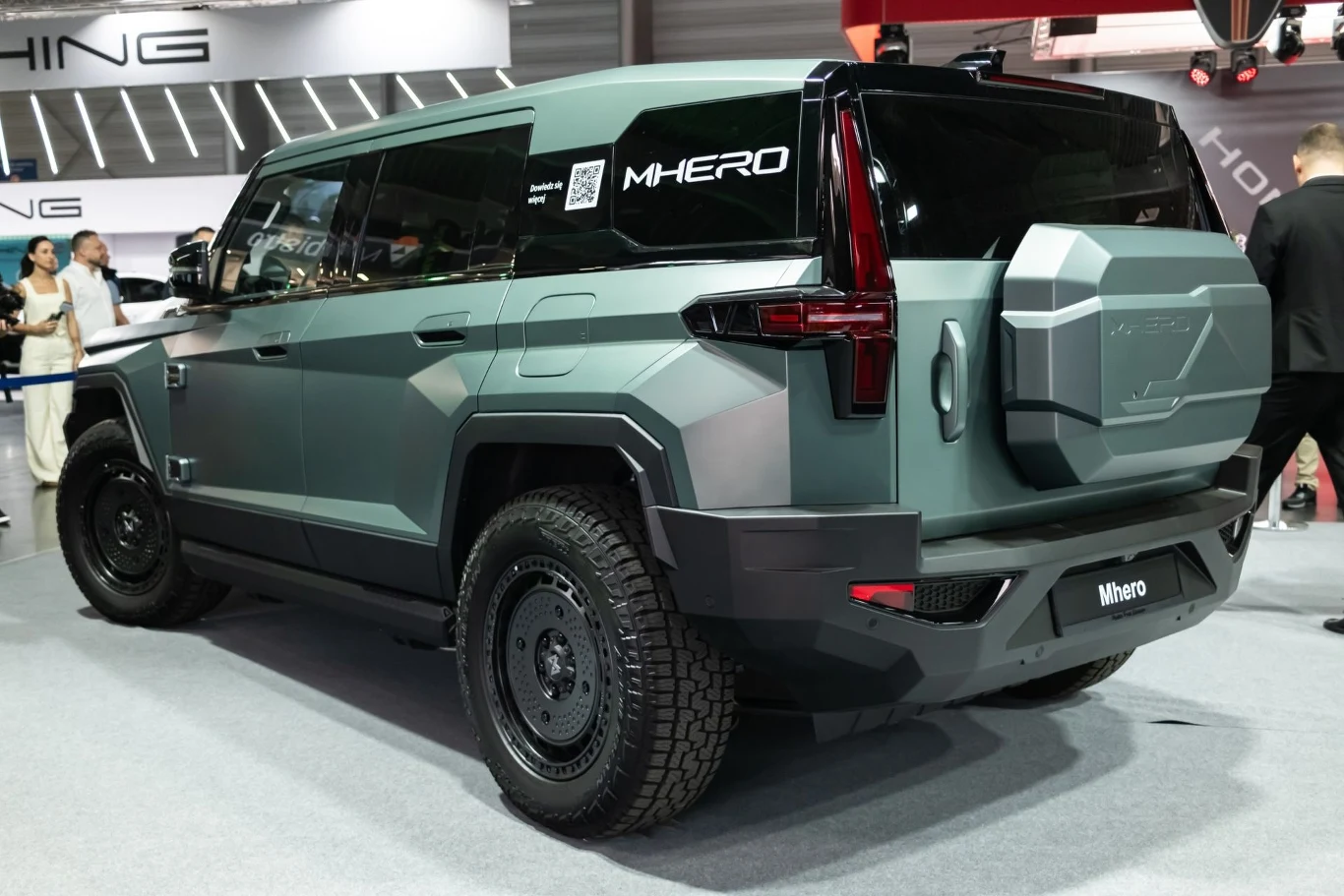 Samochód terenowy M-Hero 917 z wyraźnymi krawędziami i futurystycznymi akcentami, zaprezentowany na wystawie. Z tyłu pojazdu widoczna jest przestronna przestrzeń bagażowa i duże, terenowe opony.
