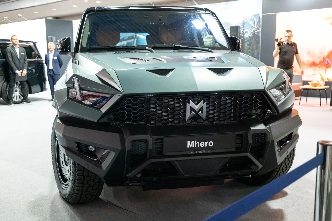 Nowoczesne auto terenowe marki Mhero prezentowane na wystawie, charakteryzuje się agresywnym designem i solidną konstrukcją.