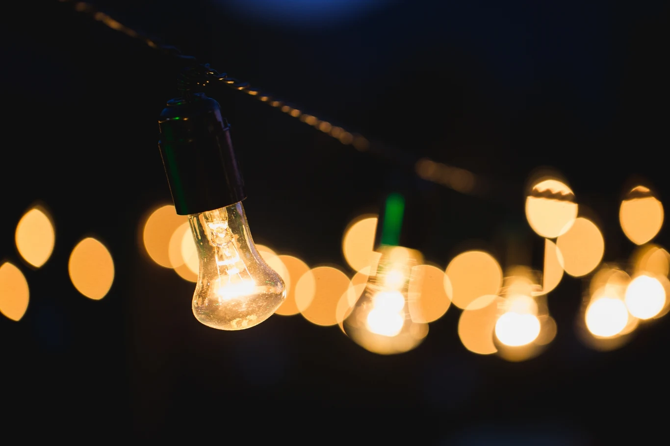Girlanda świetlna to doskonały wybór na taras