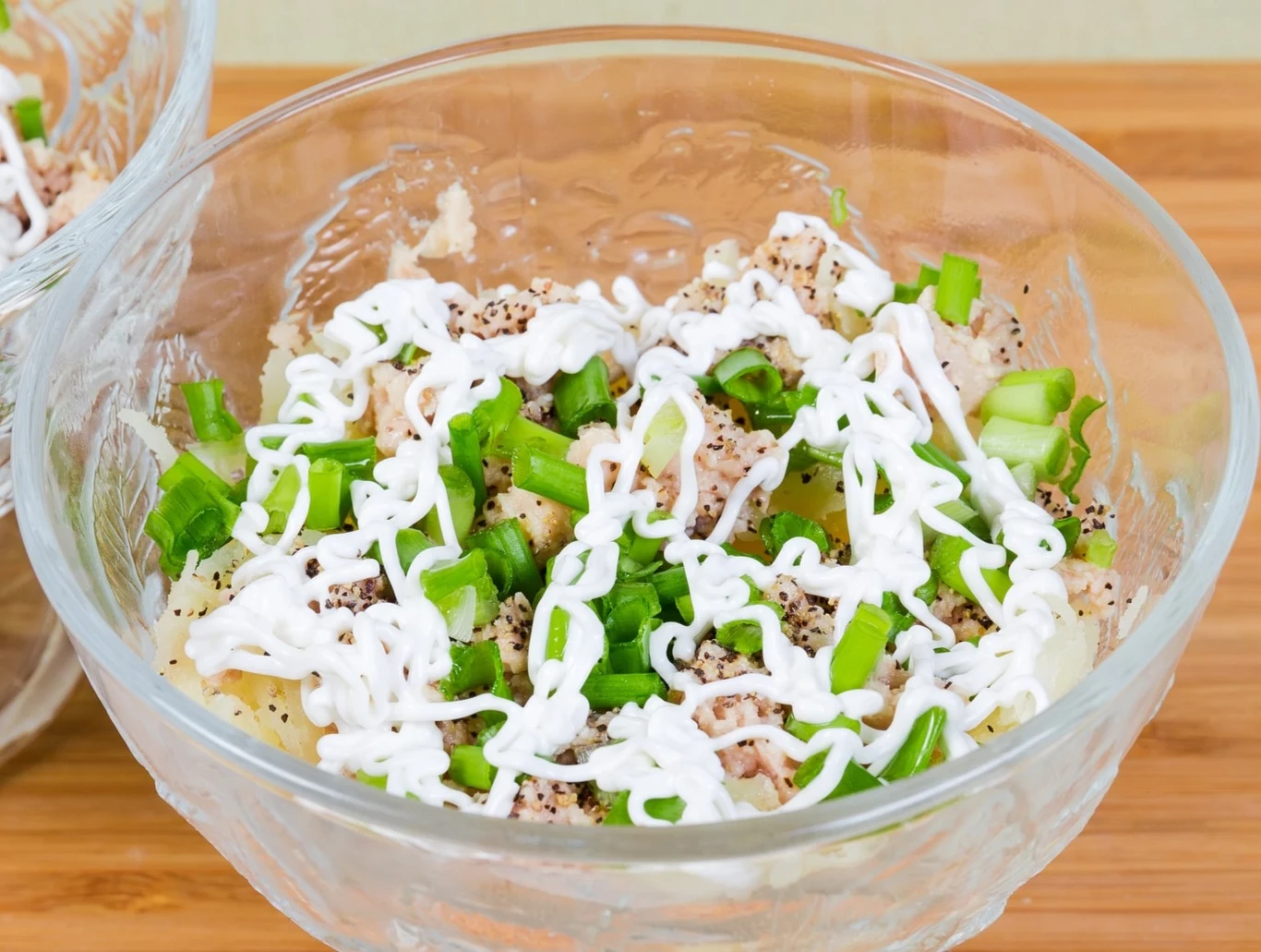 Jeśli masz ochotę na łososia, ta sałatka z pewnością ci posmakuje Jeśli masz ochotę na łososia, ta sałatka z pewnością ci posmakuje