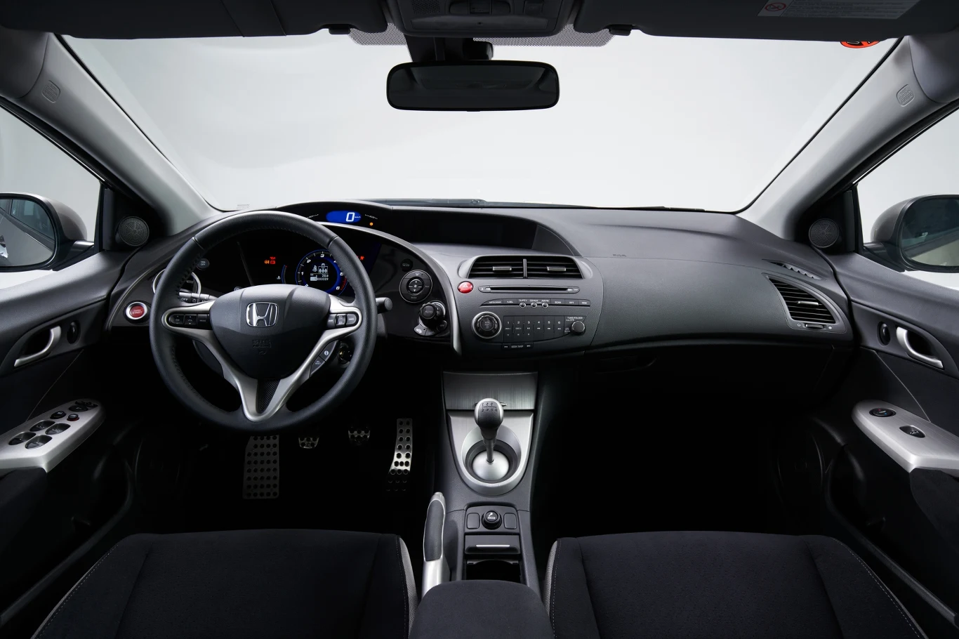 Wnętrze ma równie kosmiczny wygląd co nadwozie