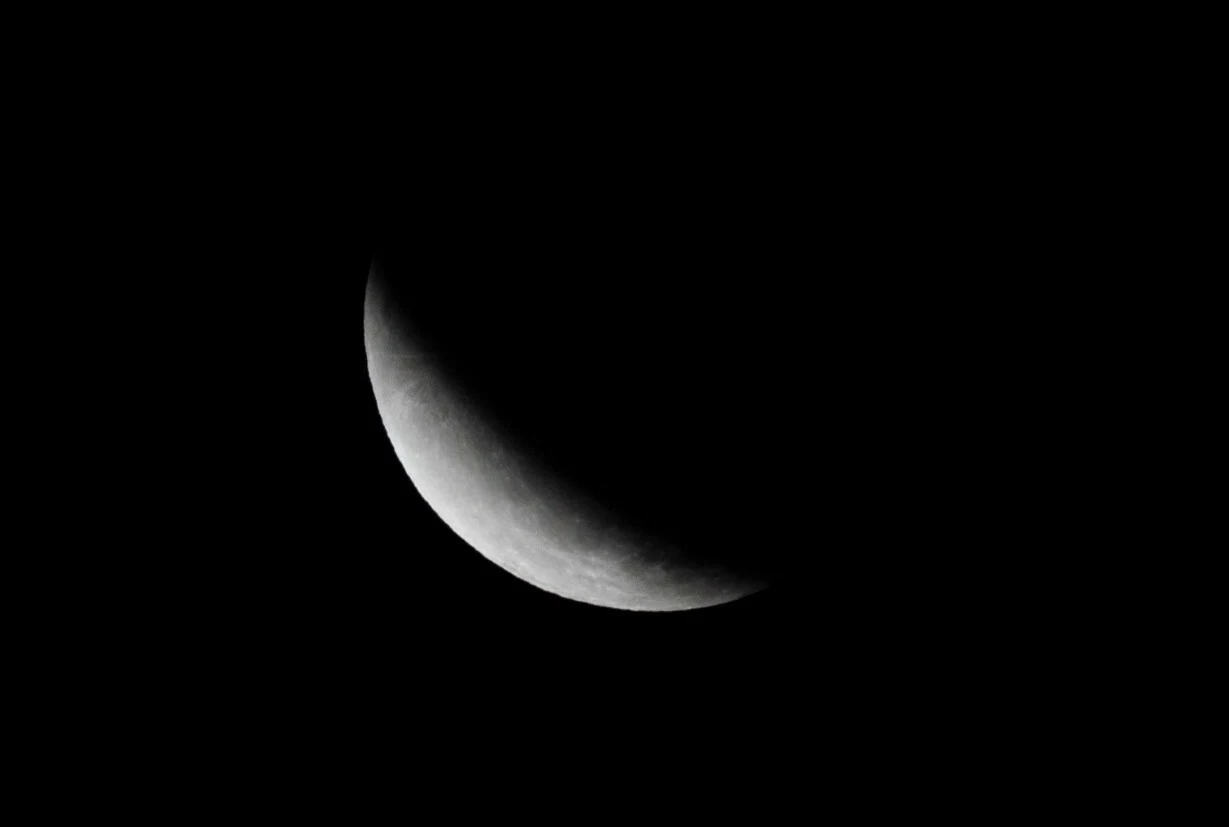 25 kwietnia wieczorem sierp Księżyca będzie uśmiechem na wieczornym niebie! Księżyc w fazie sierpu na czarnym tle nocnego nieba.