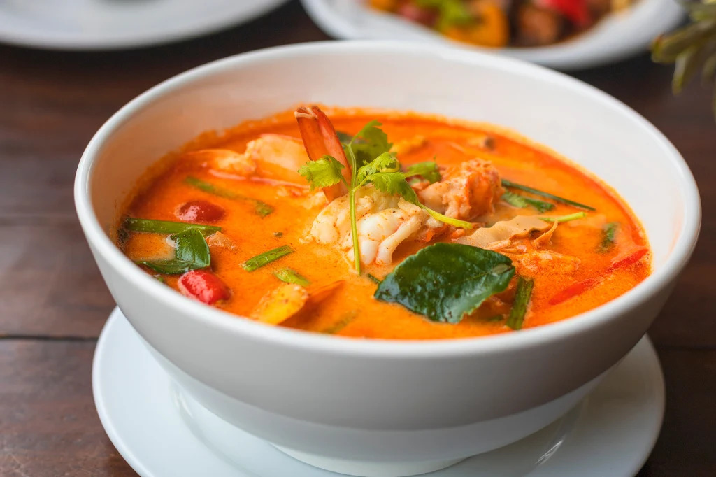 Liście limonki kaffir to popularny dodatek w kuchni azjatyckiej. Niezwykły smak i aromat to nie wszystko, co mają do zaoferowania Liście limonki kaffir to popularny dodatek w kuchni azjatyckiej. Niezwykły smak i aromat to nie wszystko, co mają do zaoferowania