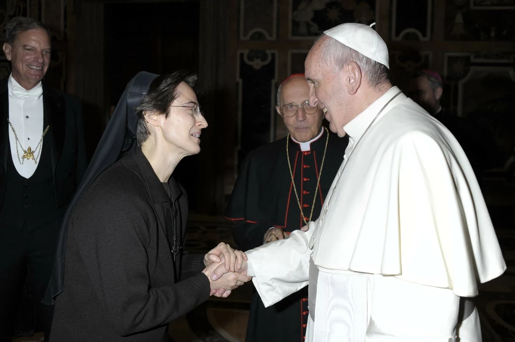 Papież i siostra Raffaella Petrini, która została nową przewodniczącą Gubernatoratu Państwa Watykańskiego Papież i siostra Raffaella Petrini, która została nową przewodniczącą Gubernatoratu Państwa Watykańskiego