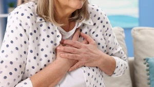 Nocny kaszel i problemy z trawieniem mogą sygnalizować kłopoty z sercem. Na jakie jeszcze objawy należy zwrócić uwagę?