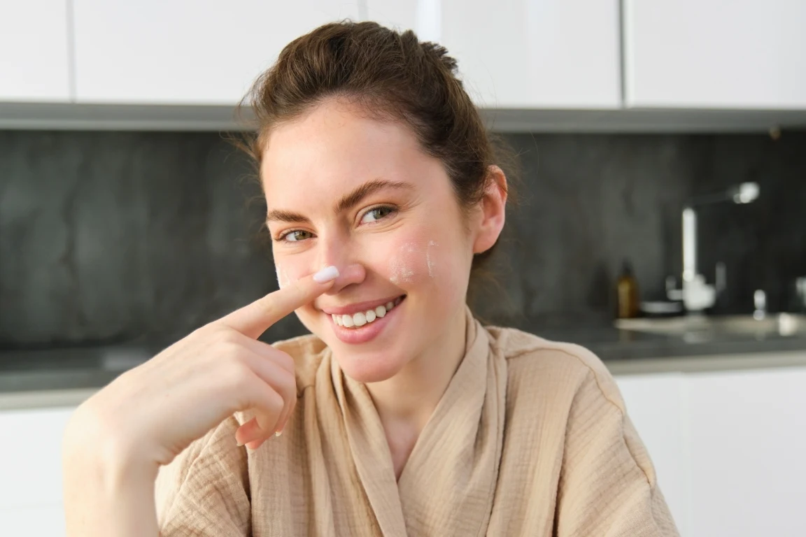 Zarówno trądzik różowaty, jak i trądzik pospolity mogą przejawiać się zaczerwienieniem skóry twarzy