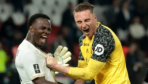 Marcin Bułka celebrujący wygraną z Paris Saint-Germain
