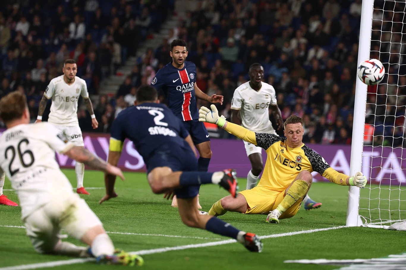 Marcin Bułka w meczu z Paris Saint-Germain