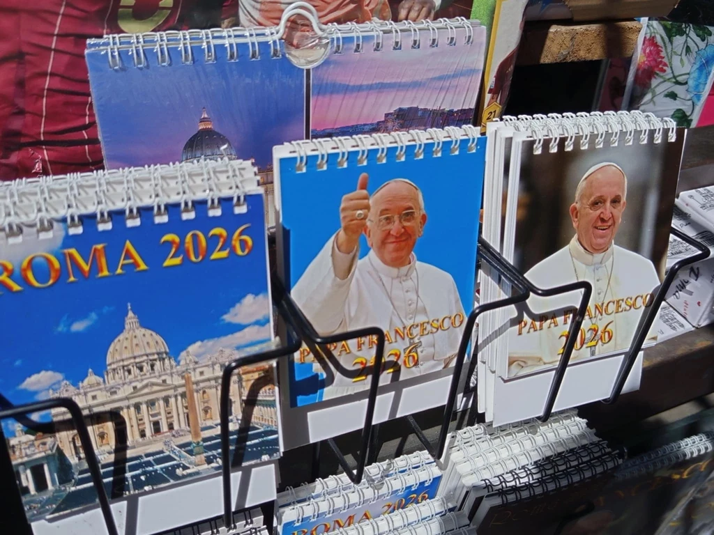 Niektóre kalendarze z papieżem Franciszkiem na okładce Kalendaria na 2026 rok z wizerunkami papieża i Watykanu w centrum uwagi. Zdjęcia przedstawiają papieża oraz Bazylikę św. Piotra na kolorowych okładkach.