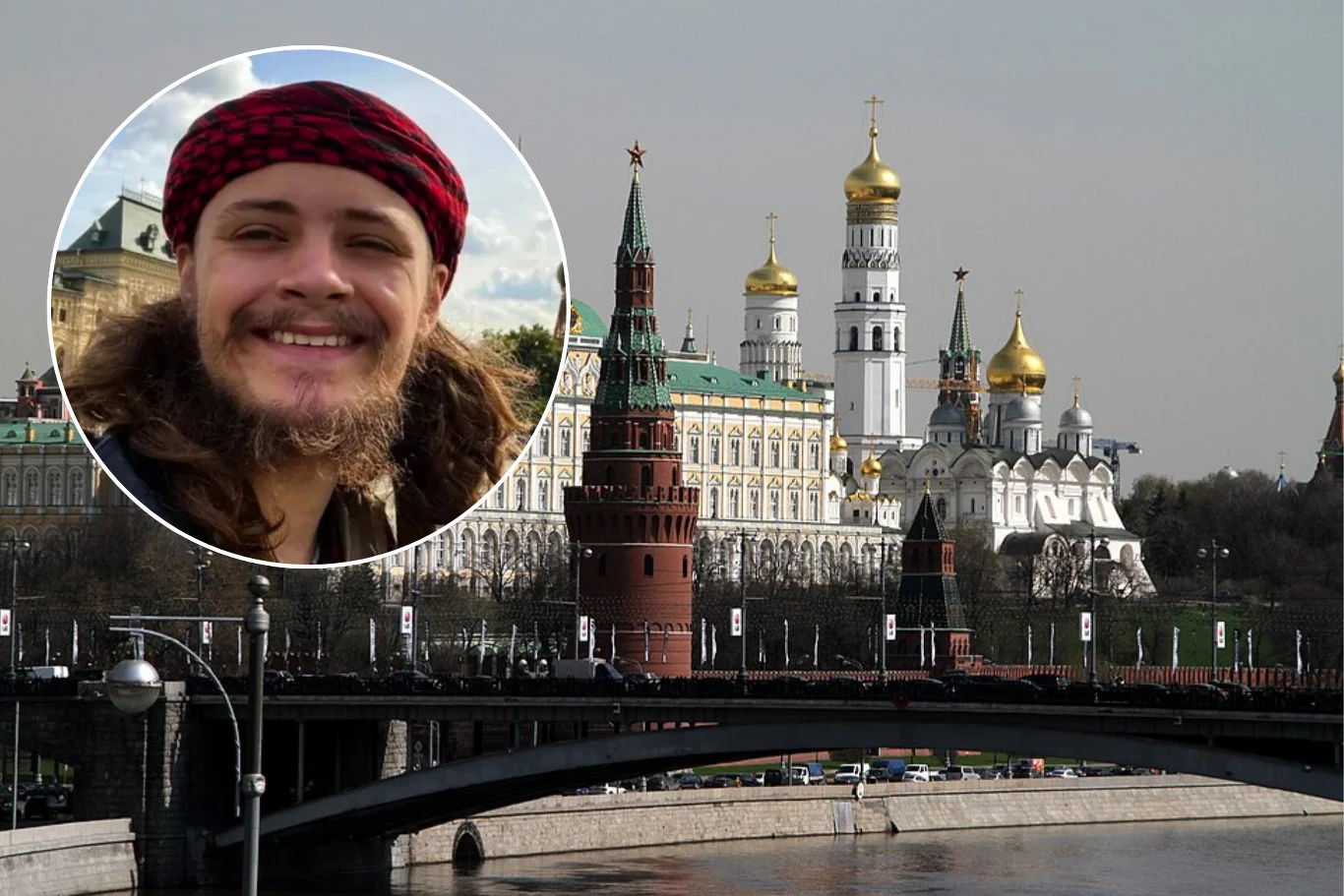 Michael Gloss zginął na wojnie w Ukrainie Młody mężczyzna z brodą i czerwonym nakryciem głowy na tle panoramy Kremla w Moskwie. W tle widoczne są wieże i kopuły Kremla oraz most nad rzeką Moskwą.