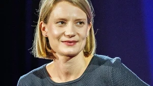 Na Gali Otwarcia Mastercard OFF CAMERA 2025 Nagrodę Specjalną "Pod Prąd" osobiście odebrała Mia Wasikowska