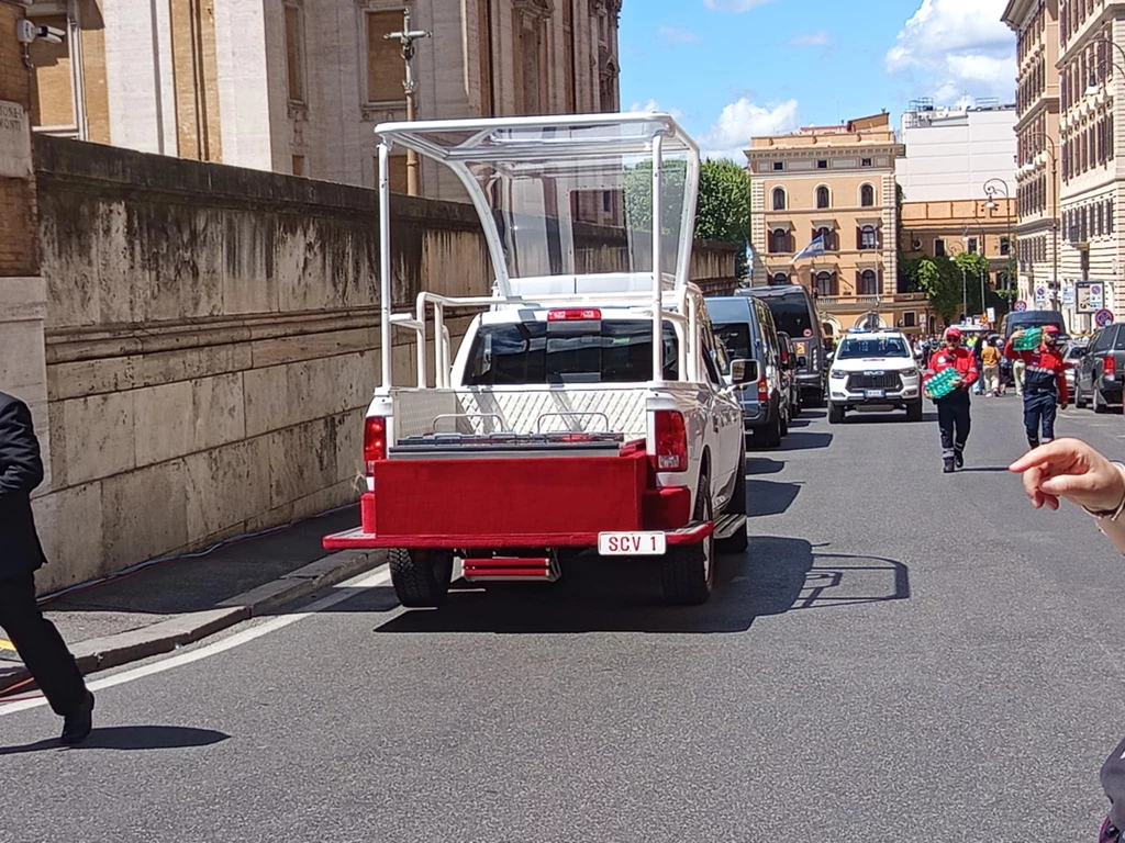 Symbol odejścia papieża - puste papamobile przed rzymską świątynią Symbol odejścia papieża - puste papamobile przed rzymską świątynią