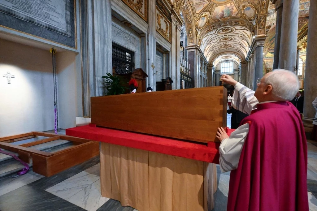 Pogrzeb papieża Franciszka. Trumna z ciałem Ojca Świętego została złożona w bazylice Matki Bożej Większej Pogrzeb papieża Franciszka. Trumna z ciałem Ojca Świętego została złożona w bazylice Matki Bożej Większej