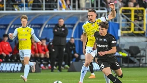 Czerwona kartka odmieniła starcie sąsiadów w tabeli. Jeden gol zadecydował