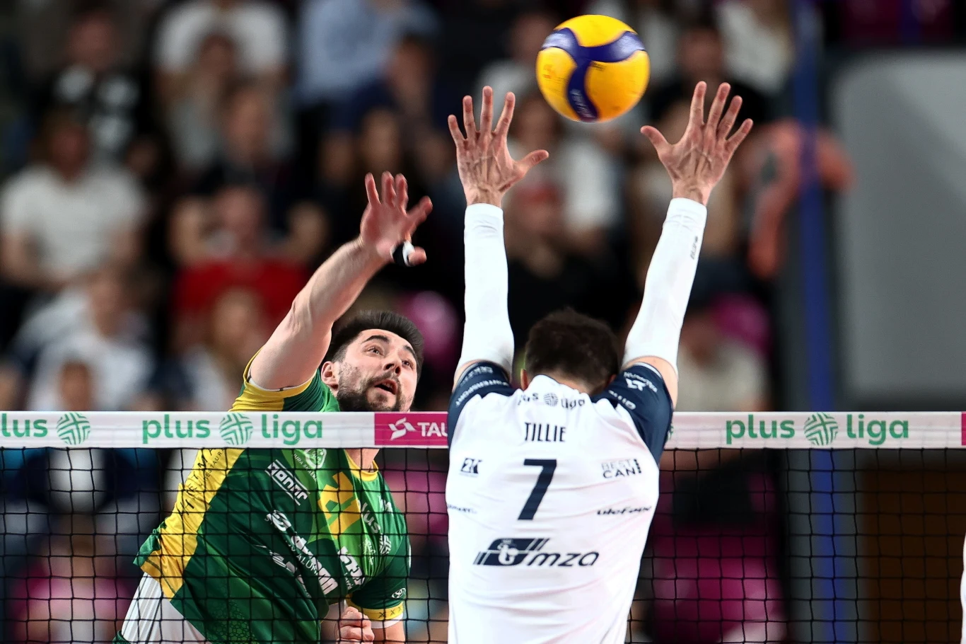 Atakuje Karol Butryn, w bloku Kevin Tillie