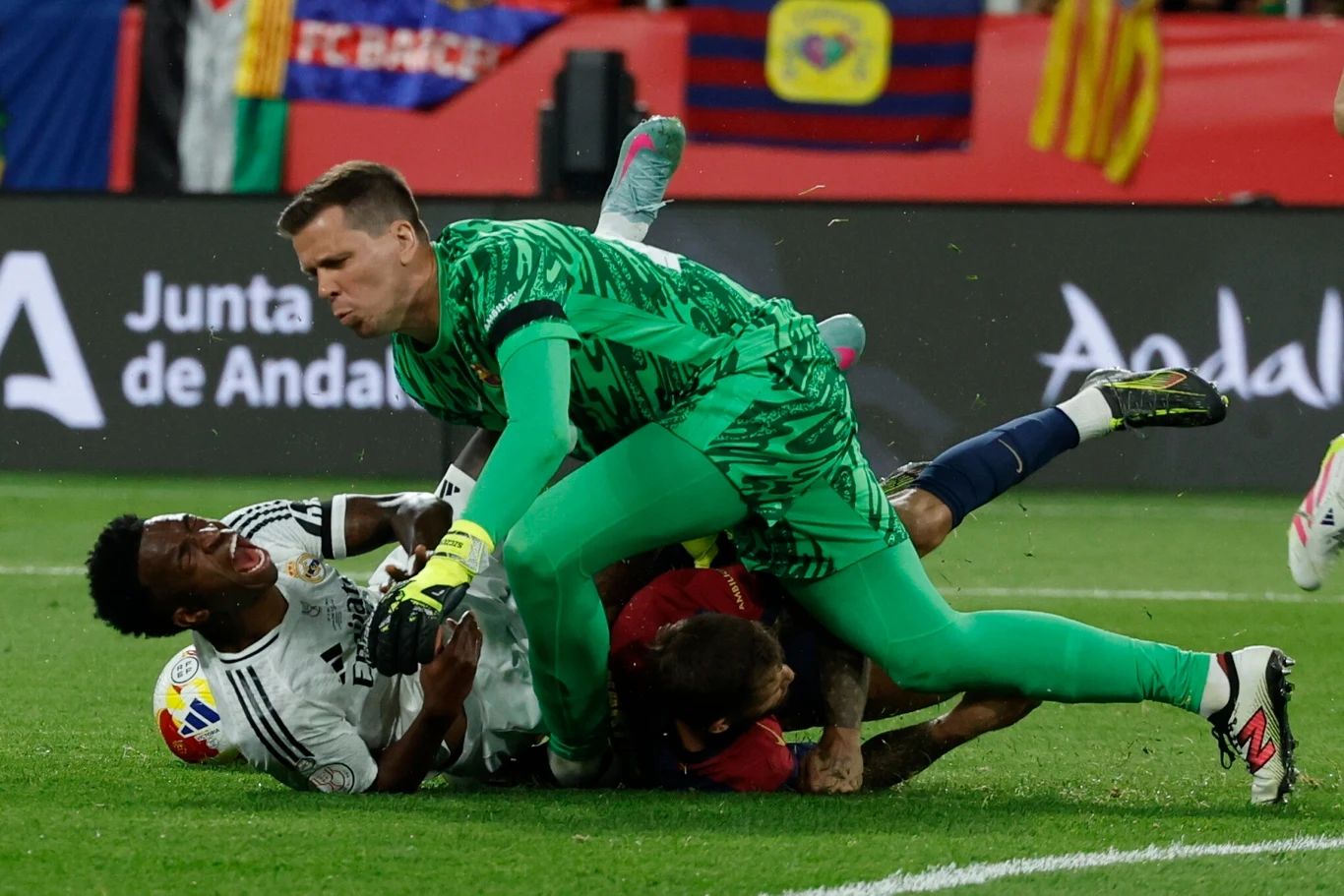 Wojciech Szczęsny w starciu z Vinciusem Juniorem Wojciech Szczęsny w starciu z Vinciusem Juniorem