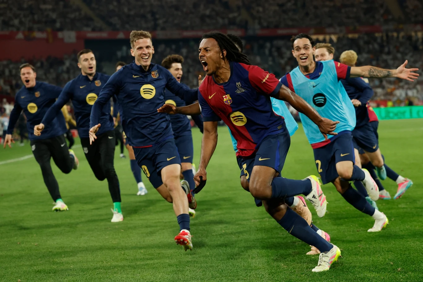Jules Kounde triumfuje po golu na 3:2, w drugiej części dogrywki Jules Kounde triumfuje po golu na 3:2, w drugiej części dogrywki