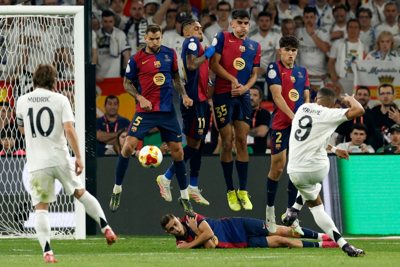 Kylian Mbappe i jego gol z wolnego na 1:1 Kylian Mbappe i jego gol z wolnego na 1:1