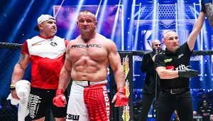 XTB KSW 105. Od lewej: Krystian Pudzianowski, Mariusz Pudzianowski, sędzia Tomasz Bronder