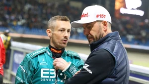 Piotr Protasiewicz winą za słabe wyniki Falubazu obarcza Leona Madsena. A kibice pytają, co zrobił Protasiewicz, żeby zmusić Madsena do zakończenia eksperymentu z silnikami.