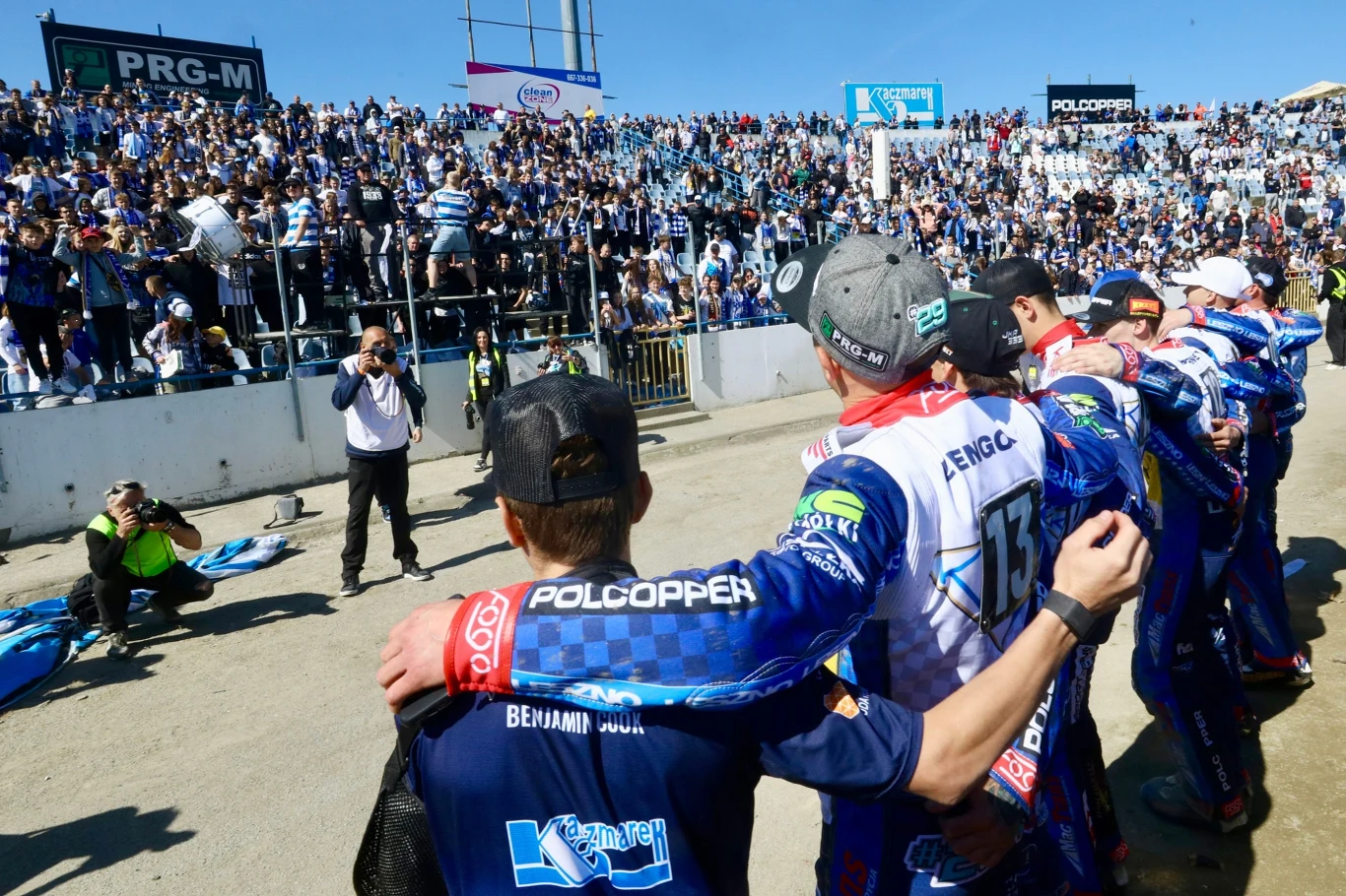 FOGO Unia Leszno świętuje wygraną w hicie kolejki. Unia pewnie pokonała Polonię Bydgoszcz.