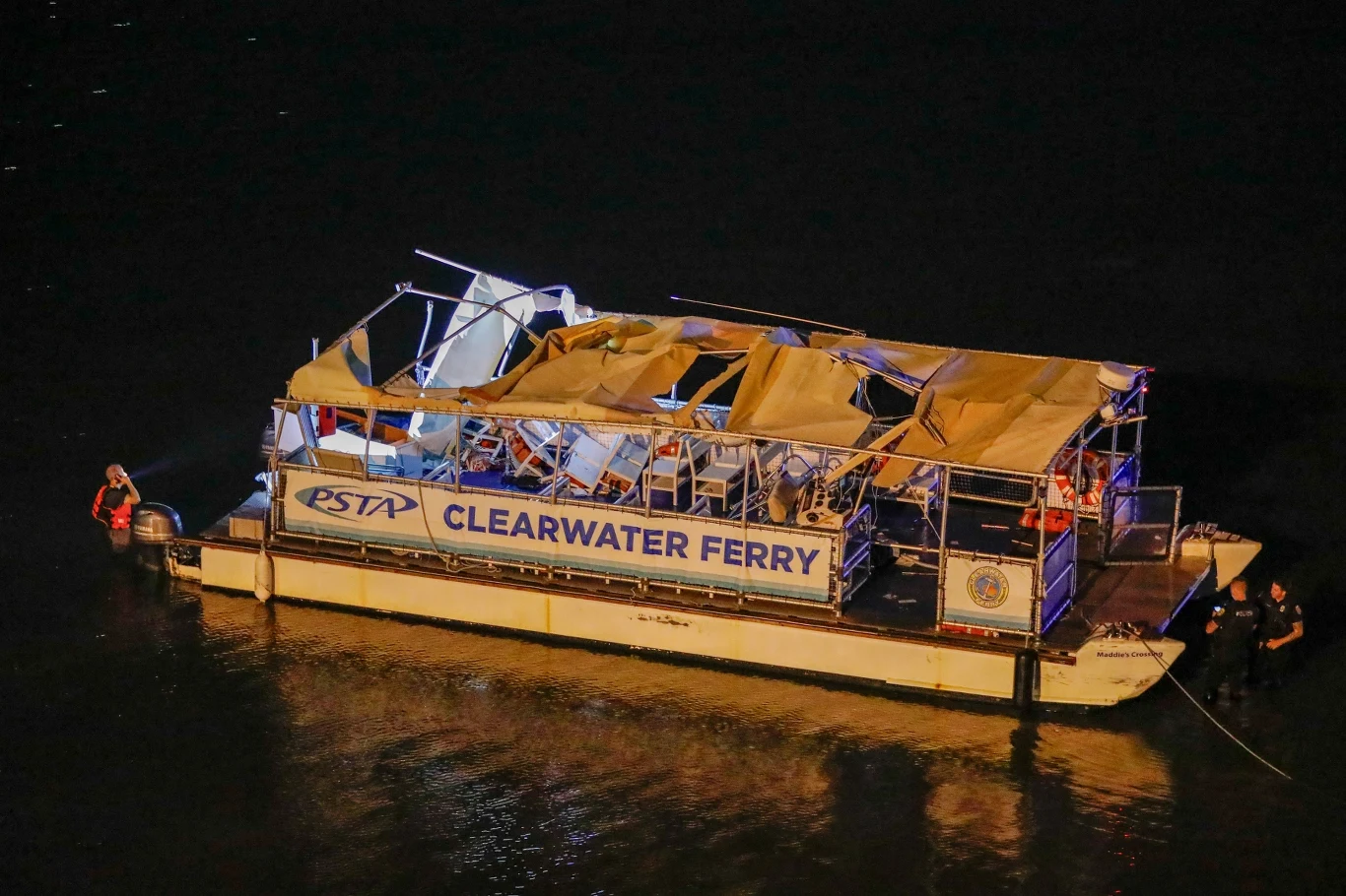 Katastrofa na Florydzie. Łódź uderzyła w prom Prom wodny 'Clearwater Ferry' unosi się na wodzie nocą. Na pokładzie widoczne są złożone krzesła i stoliki, a łódź jest oświetlona. Na burcie widoczny napis 'PSTA Clearwater Ferry'.