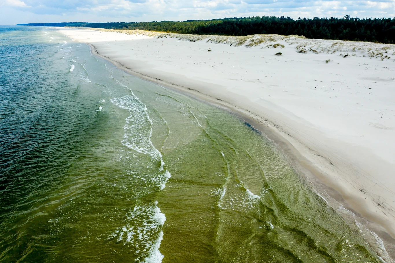 Nad Morzem Bałtyckim wciąż można znaleźć plaże bez tłumu turystów i parawanów. Jedną z nich jest plaża w Słajszewie.