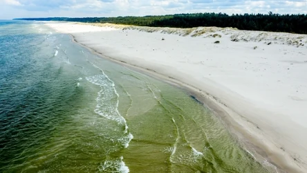 Nad Morzem Bałtyckim wciąż można znaleźć plaże bez tłumu turystów i parawanów. Jedną z nich jest plaża w Słajszewie.