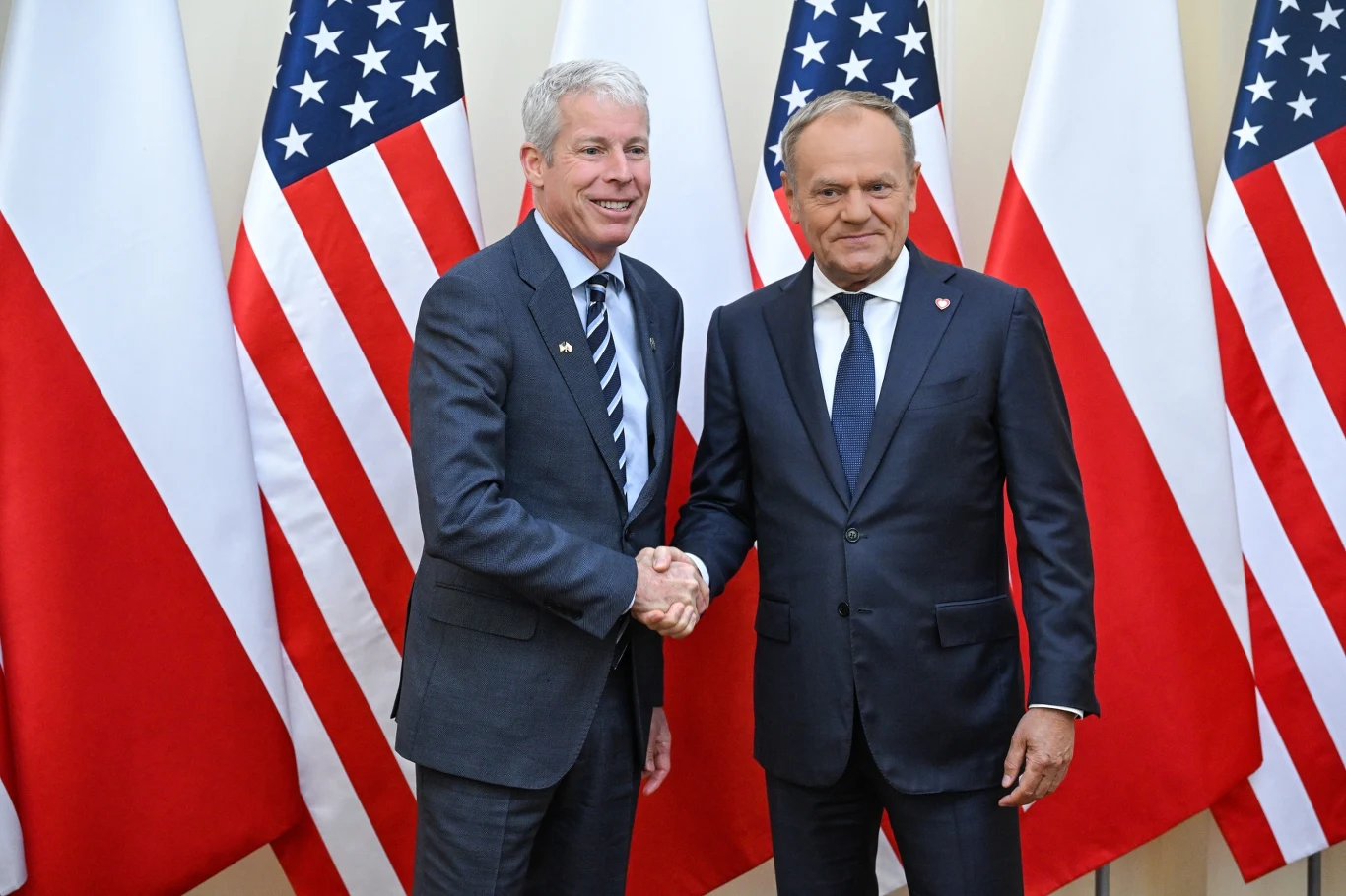 Premier Donald Tusk i sekretarz energii USA Chris Wright wzięli udział w ceremonii podpisania umowy pomostowej ws. pierwszej polskiej elektrowni jądrowej Premier Donald Tusk i sekretarz energii USA Chris Wright wzięli udział w ceremonii podpisania umowy pomostowej ws. pierwszej polskiej elektrowni jądrowej