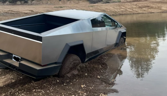 "Amfibia" tylko na pokaz? Cybertruck nie sprostał naturze