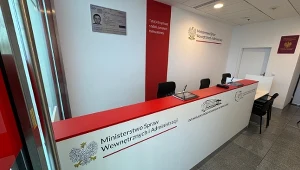Brak paszportu przed wylotem na wakacje to coraz mniejszy problem. Na 6 lotniskach w Polsce można szybko wyrobić tymczasowy dokument.