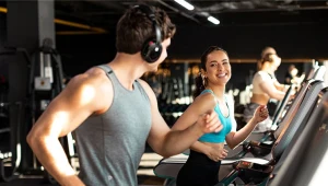 Kobieta oraz mężczyzna biegający na bieżni