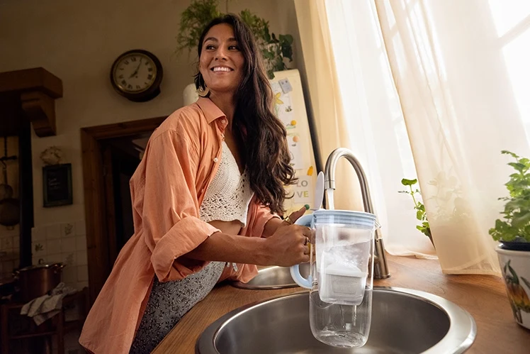 Kobieta ze szklanym dzbankiem filtrującym BRITA Glass