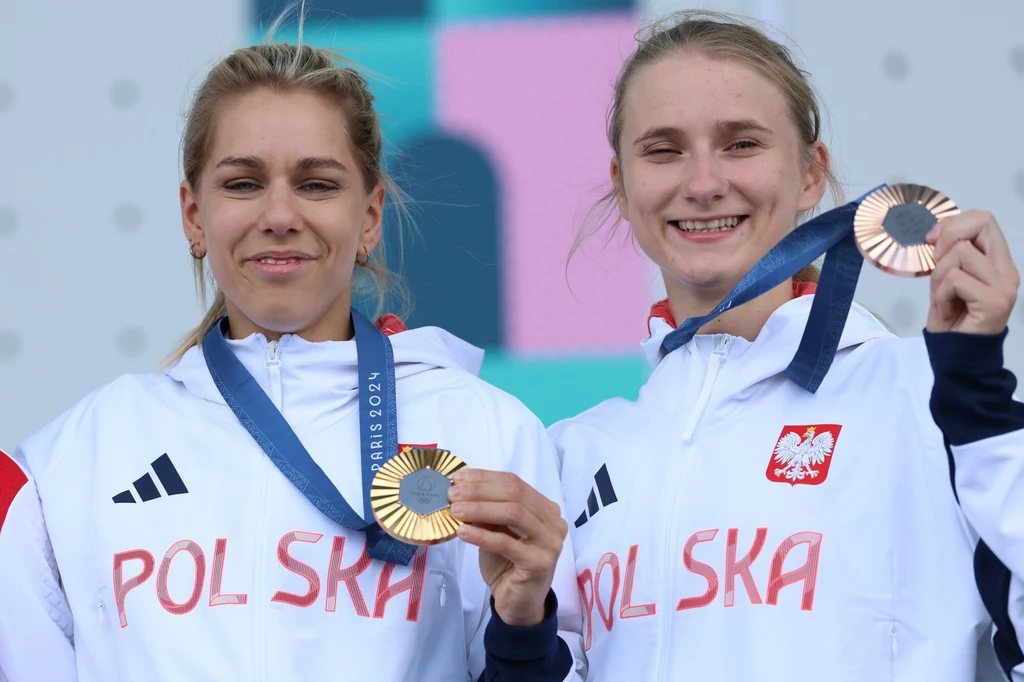 Aleksandra Mirosław (po lewej) i Aleksandra Kałucka z medalami igrzysk olimpijskich w Paryżu Aleksandra Mirosław (po lewej) i Aleksandra Kałucka z medalami igrzysk olimpijskich w Paryżu