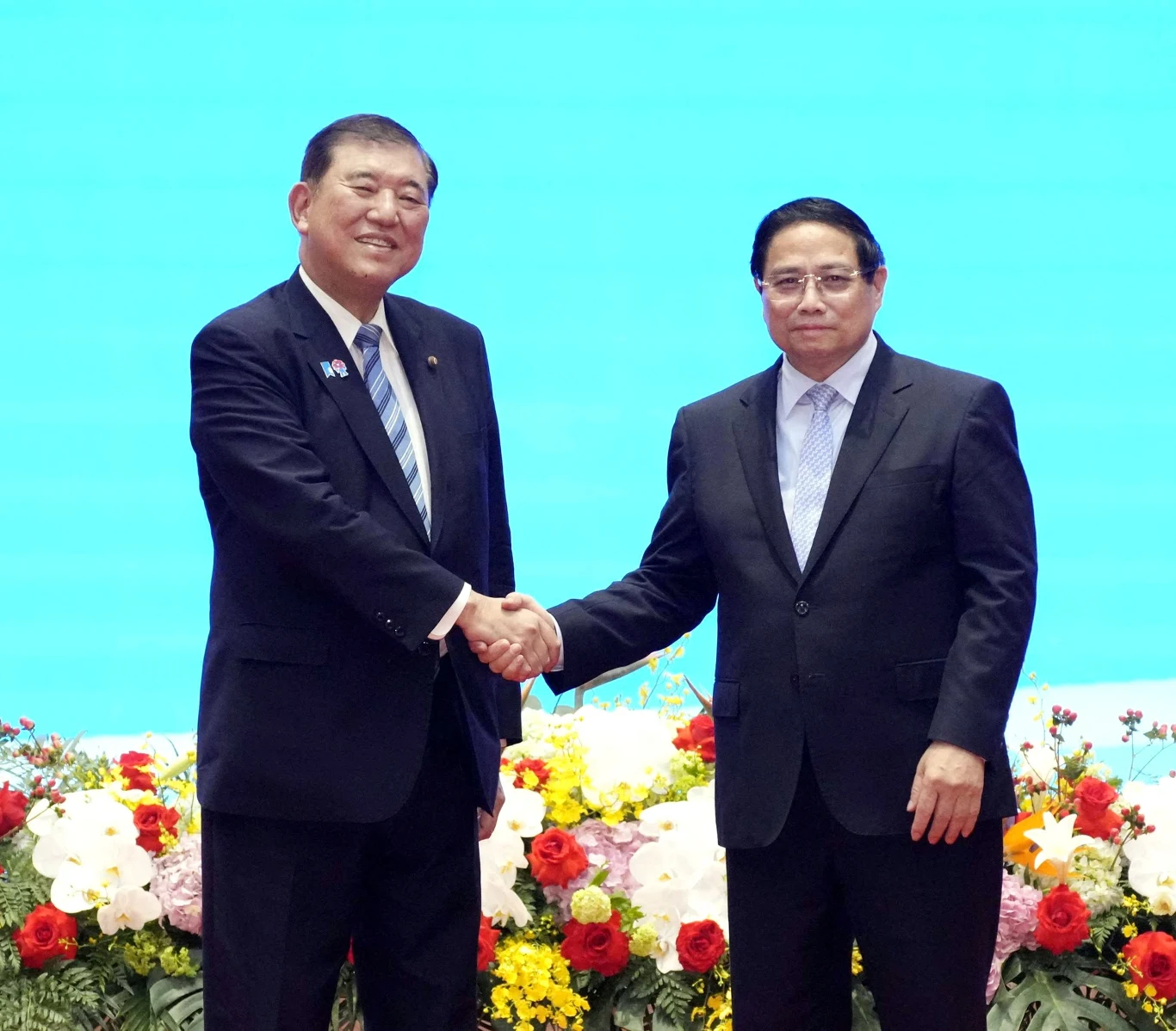 Premier Japonii Shigeru Ishiba (L) i premier Wietnamu Pham Minh Chinh podczas potkania w Hanoi Premier Japonii Shigeru Ishiba (L) i premier Wietnamu Pham Minh Chinh podczas potkania w Hanoi