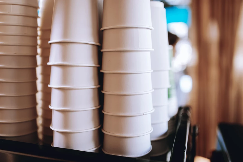 Unia Europejska pracuje nad nowym rozporządzeniem. Polega ono na ograniczeniu plastikowych opakowań w hotelach, kawiarniach i restauracjach Unia Europejska pracuje nad nowym rozporządzeniem. Polega ono na ograniczeniu plastikowych opakowań w hotelach, kawiarniach i restauracjach