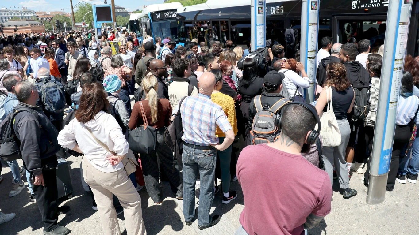 Mieszkańcy Hiszpanii, Portugalii oraz części Francji doświadczyli historycznej awarii zasilania Duża grupa ludzi czeka przed wejściem do muzeum. Tłum zgromadził się wokół kas biletowych. W tle widać napis informujący o wystawie. Ludzie mają różnorodne torby i plecaki, co sugeruje, że są turystami zwiedzającymi to miejsce.