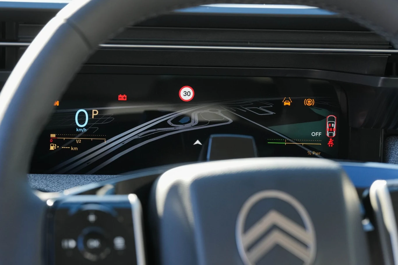 Kierowcy otwarcie przyznają, że działanie niektórych systemów bezpieczeństwa jest irytujące. Deska rozdzielcza nowoczesnego samochodu marki Citroën z cyfrowym wyświetlaczem prezentującym informacje o prędkości, znakach drogowych i stanie pojazdu.