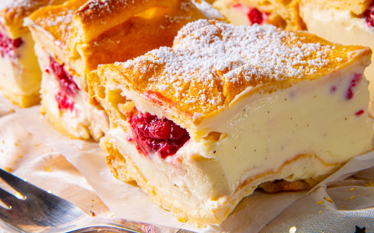 Karpatka z owocami to nowoczesna wersja tradycyjnego ciasta. Jak ją przygotować?