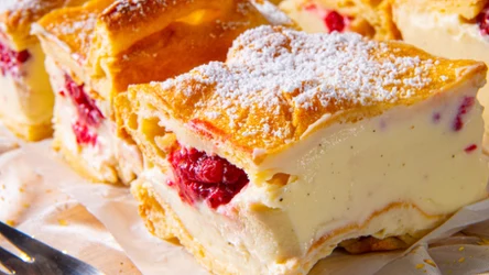 Karpatka z owocami to nowoczesna wersja tradycyjnego ciasta. Jak ją przygotować?