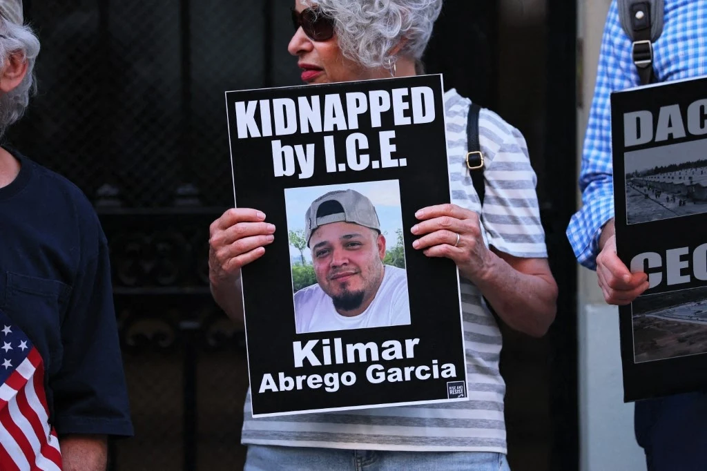 USA. Protesty w sprawie deportacji Kilmara Abrego Garci Osoba trzymająca plakat z napisem 'Kidnapped by I.C.E.' i zdjęciem mężczyzny o imieniu Kilmar Abrego Garcia, co sugeruje protest lub akcję społeczną przeciwko działaniom organów imigracyjnych.