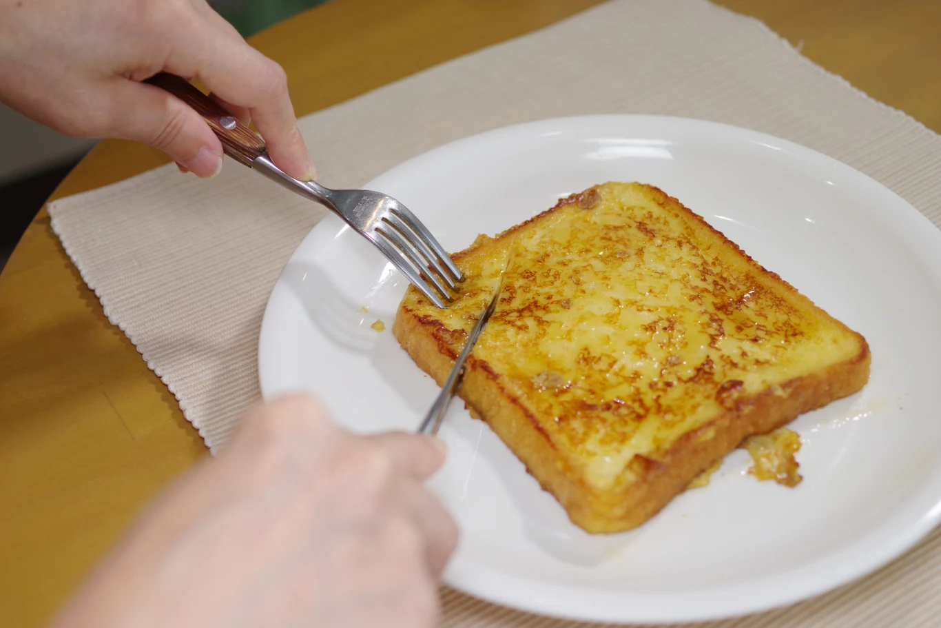 Chleb w jajku z tym dodatkiem smakuje jeszcze lepiej Chleb w jajku z tym dodatkiem smakuje jeszcze lepiej
