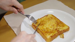 Chleb w jajku z tą przyprawą smakuje zupełnie inaczej. Sprawdź to