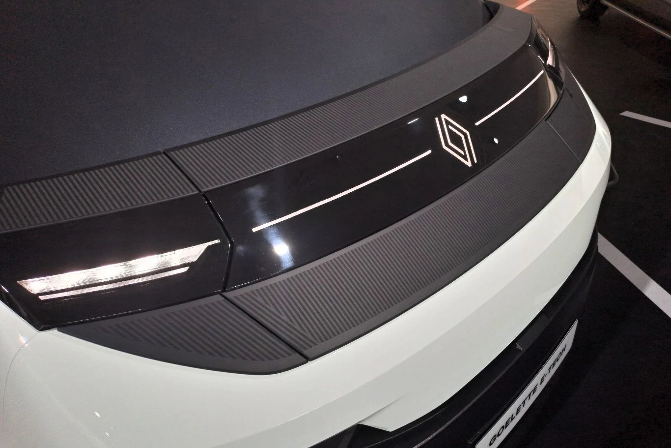 Widok zbliżony na tył samochodu elektrycznego z logo producenta, w którym skupiono się na nowoczesnym wzornictwie i eleganckiej linii świateł.