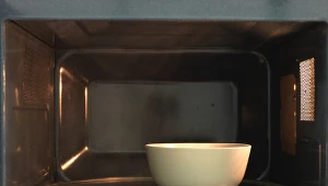 Tak wyczyścisz mikrofalę bez szorowania. Włóż to do środka, a brud sam odpadnie